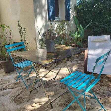 Le Cabanon Bed & Breakfast เมแเนร์บส์ ภายนอก รูปภาพ