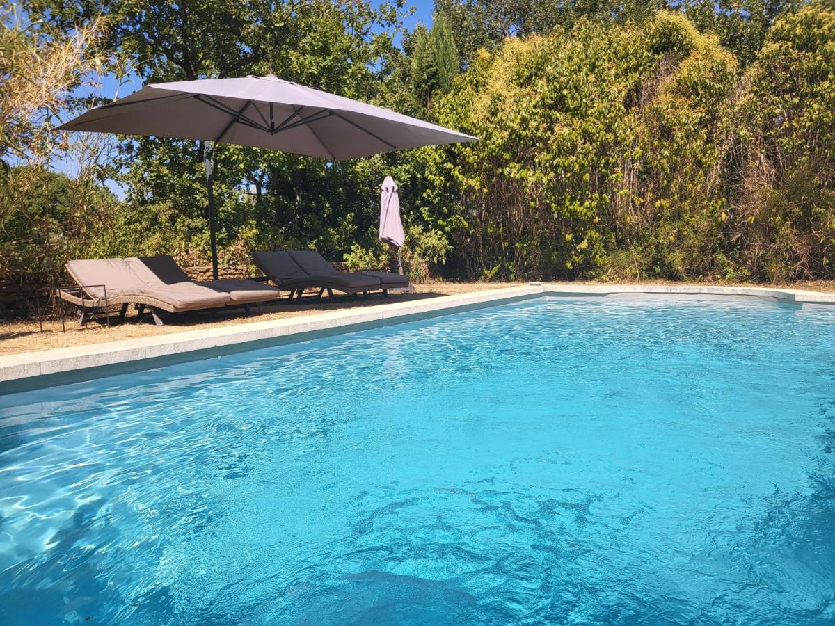 Le Cabanon Bed & Breakfast เมแเนร์บส์ ภายนอก รูปภาพ