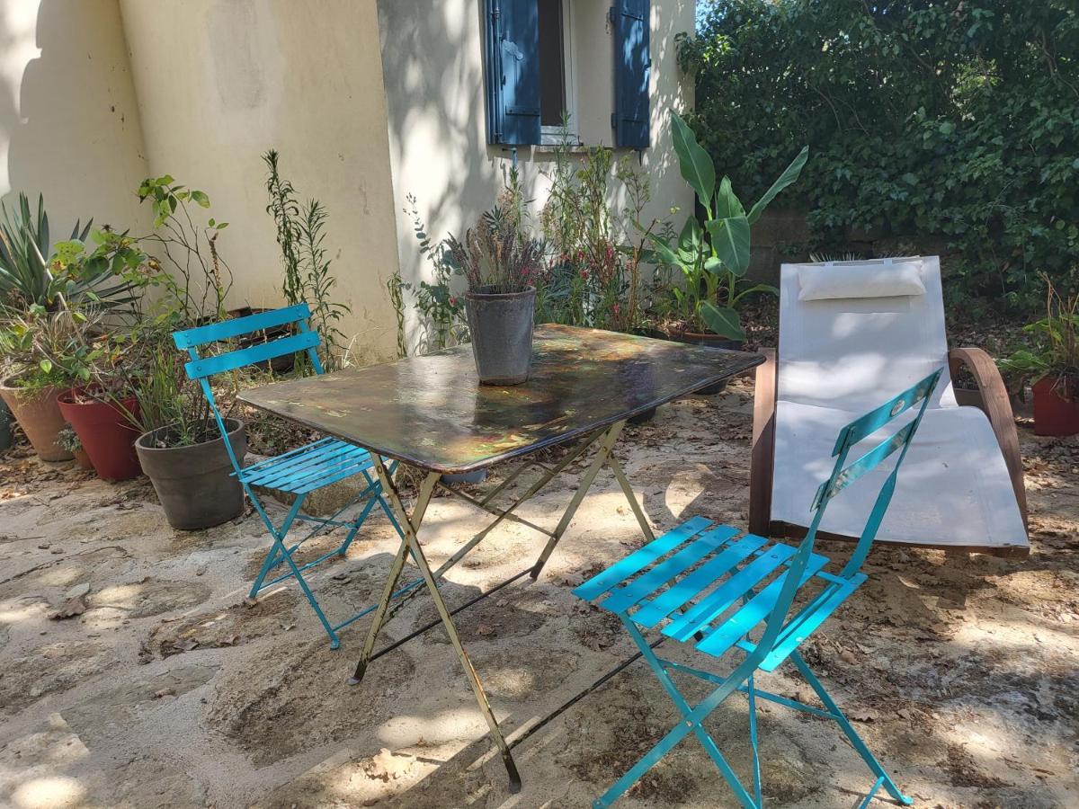 Le Cabanon Bed & Breakfast เมแเนร์บส์ ภายนอก รูปภาพ