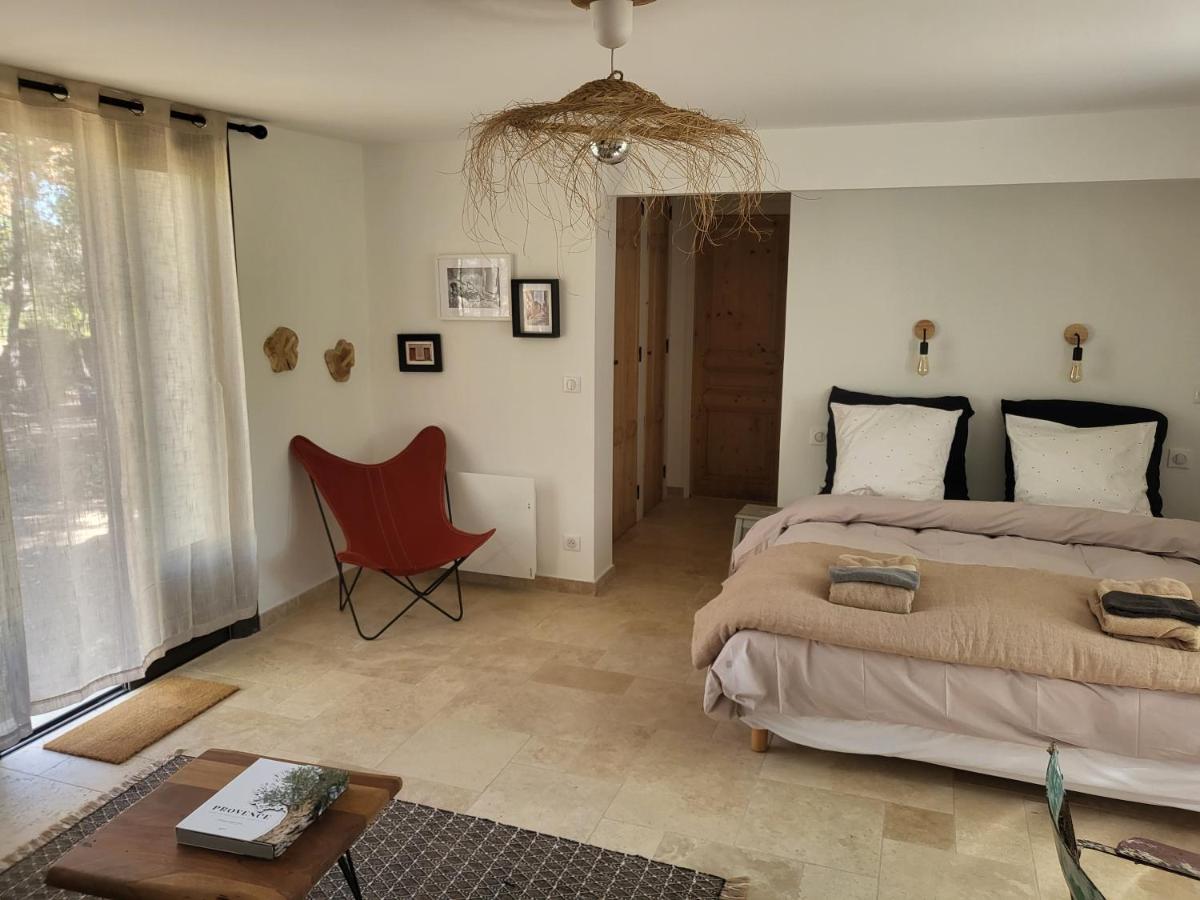 Le Cabanon Bed & Breakfast เมแเนร์บส์ ภายนอก รูปภาพ