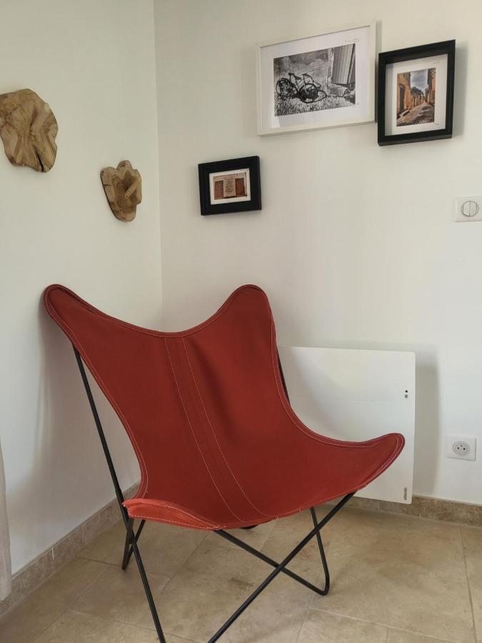 Le Cabanon Bed & Breakfast เมแเนร์บส์ ภายนอก รูปภาพ