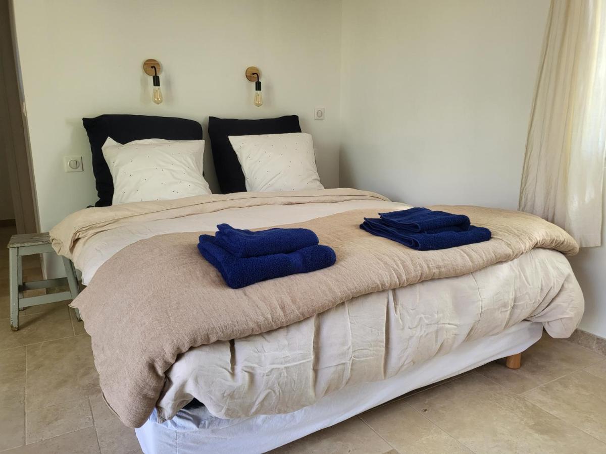 Le Cabanon Bed & Breakfast เมแเนร์บส์ ภายนอก รูปภาพ