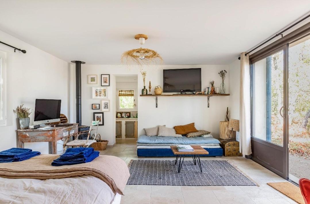Le Cabanon Bed & Breakfast เมแเนร์บส์ ภายนอก รูปภาพ
