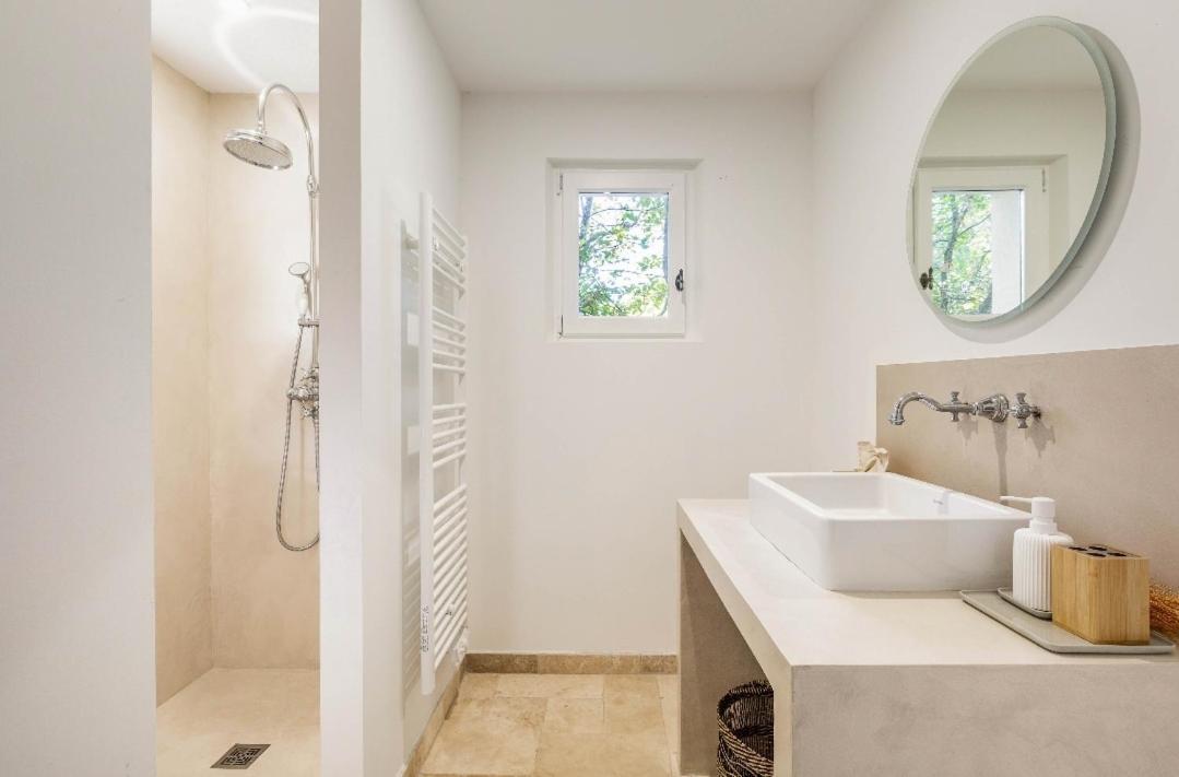 Le Cabanon Bed & Breakfast เมแเนร์บส์ ภายนอก รูปภาพ